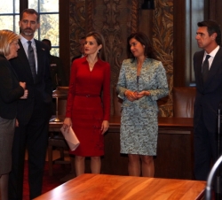 Don Felipe y Doña Letizia junto al ministro de Industria, Energia y Turismo español, la presidente del Senado y la presidenta de la Cámara de Represen